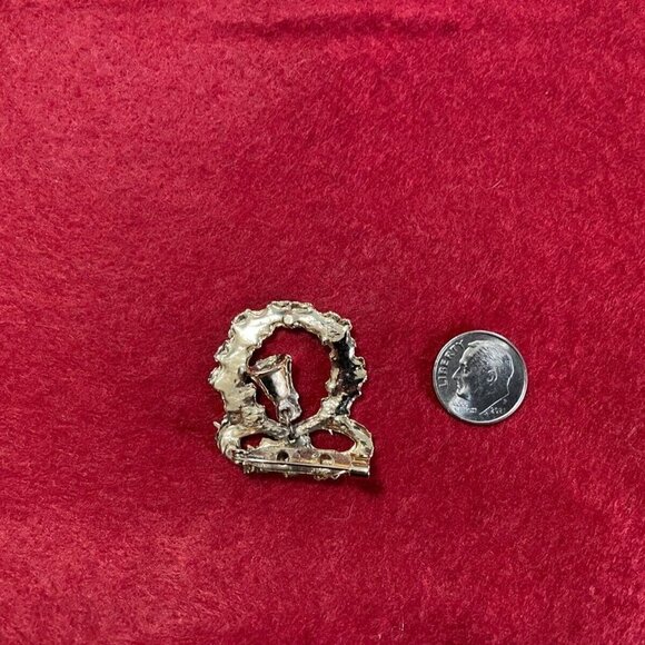 Vintage Christmas Wreath Bow & Swinging Bell Brooch Lapel Pin - Picture 4 of 4